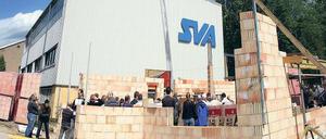 Stein statt Blech: Das neue Bürogebäude der Schiffbau-Versuchsanstalt ist schon weit gediehen. Es soll optisch ansprechender sein als die Fassade des Werkstattgebäudes, das im Hintergrund zu sehen ist.