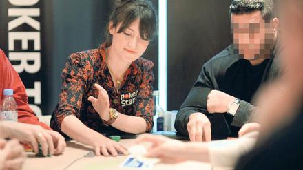 Am Tisch mit dem sechsten Mann. Charlotte Roche saß beim Pokern neben dem mutmaßlichen Drahtzieher des Pokerraubs. Am Freitag wurde er festgenommen.
