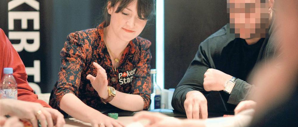 Am Tisch mit dem sechsten Mann. Charlotte Roche saß beim Pokern neben dem mutmaßlichen Drahtzieher des Pokerraubs. Am Freitag wurde er festgenommen.