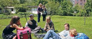 Grüne Oase im Platten-Kiez: Schüler der Grundschule am Humboldtring genießen die Sonne auf der frisch erweiterten Streuobstwiese. Deren Früchte bereichern die Küche der Einrichtung, die Wiese selbst dient aber auch dem Unterricht.