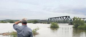 Erste Entwarnung. Die höchste Alarmstufe ist aufgehoben, doch der Druck auf die Deiche  hier bei Bienenwerder im Märkisch-Oderland  bleibt hoch.