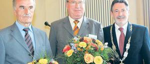 Verewigt. Oberbürgermeister Jann Jakobs (r.), sein Vorvorgänger Horst Gramlich und der erste Nachwende-Stadtpräsident Helmut Przybilski (v.l.).