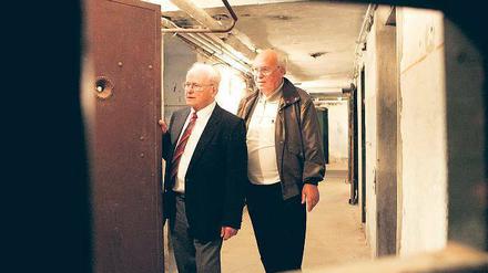 Führung durch den Ort des Schreckens. Nach einer konfliktreichen Feierstunde besichtigten ehemalige Häftlinge des Potsdamer KGB-Gefängnis das Haus in der Leistikowstraße, das heute Gedenkstätte ist und 2011 eine neue Dauerausstellung erhalten soll.