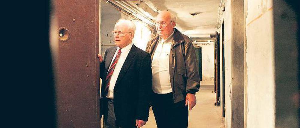 Führung durch den Ort des Schreckens. Nach einer konfliktreichen Feierstunde besichtigten ehemalige Häftlinge des Potsdamer KGB-Gefängnis das Haus in der Leistikowstraße, das heute Gedenkstätte ist und 2011 eine neue Dauerausstellung erhalten soll.