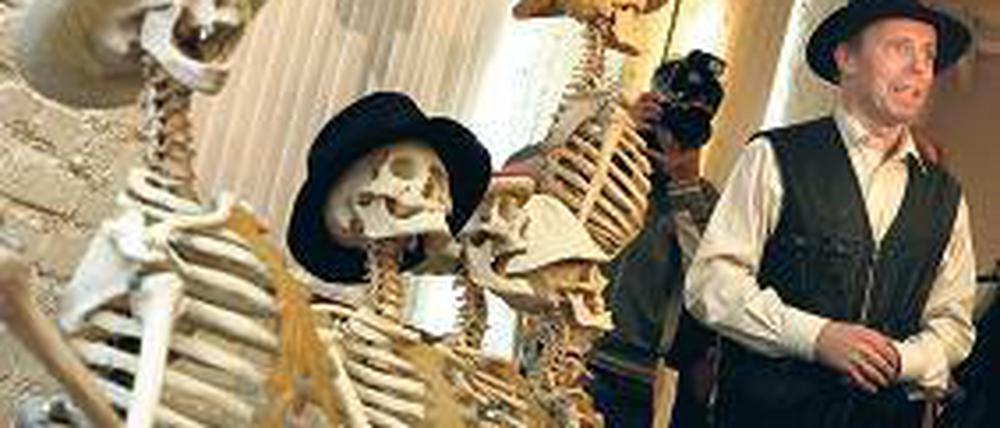 Auf der Hut. Leichenpräparator von Hagens mit Plastinaten in Guben.