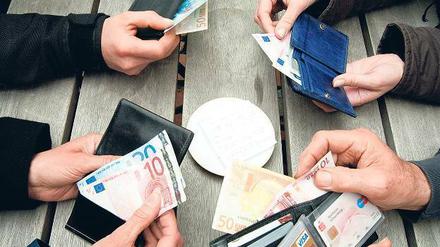 Zahlen bitte! Abhängig vom Urlaubsland sollten im Portemonnaie mehr Karten oder mehr Bares stecken. Nach Empfehlung des Bankenverbands gehört aber nicht mehr als ein Drittel des Reisebudgets bar ins Gepäck.