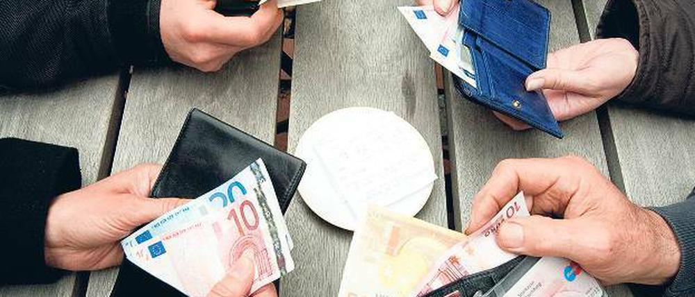 Zahlen bitte! Abhängig vom Urlaubsland sollten im Portemonnaie mehr Karten oder mehr Bares stecken. Nach Empfehlung des Bankenverbands gehört aber nicht mehr als ein Drittel des Reisebudgets bar ins Gepäck.