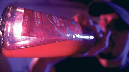Jugendliche und Alkohol: Über die Hälfte trinkt sich mindestens einmal im Monat in einen Rausch.