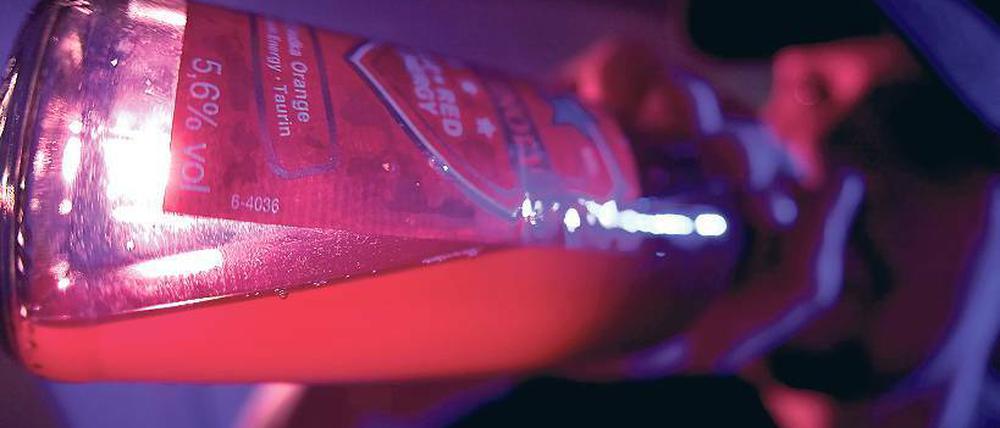 Jugendliche und Alkohol: Über die Hälfte trinkt sich mindestens einmal im Monat in einen Rausch.