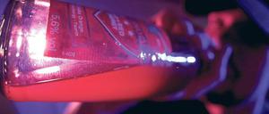 Jugendliche und Alkohol: Über die Hälfte trinkt sich mindestens einmal im Monat in einen Rausch.