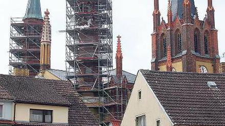 Prägt auch eingerüstet die Inselsilhouette: die Heilig-Geist-Kirche in Werder.