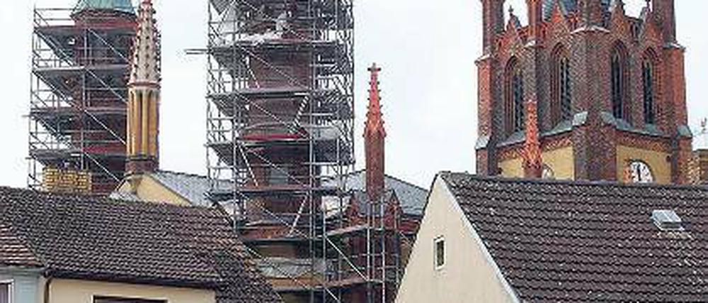 Prägt auch eingerüstet die Inselsilhouette: die Heilig-Geist-Kirche in Werder.