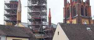 Prägt auch eingerüstet die Inselsilhouette: die Heilig-Geist-Kirche in Werder.