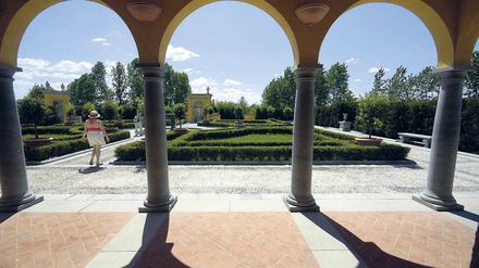 Ganz italienisch. Blick durch die Rundbögen der Loggia in den Hauptgarten des Giardino della Bobolina, einem neuen italienischen Renaissancegarten.