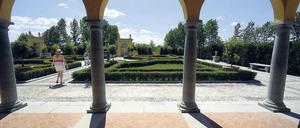 Ganz italienisch. Blick durch die Rundbögen der Loggia in den Hauptgarten des Giardino della Bobolina, einem neuen italienischen Renaissancegarten.