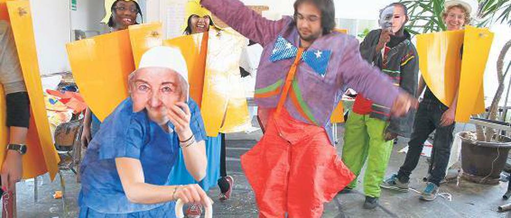 Bunter als die BVG. Cleo (ganz l.) und Ulrich (ganz r.) aus Frankreich und Mehmet aus Istanbul (im bunten Kostüm) sind eigens für das Projekt angereist. Sie stellen U-Bahn-Passagiere dar. Die Tänzer in den gelben Kostümen sind der Zug.