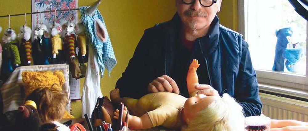 Puppendoktor Udo Weber in seiner Babelsberger Praxis.
