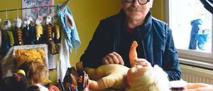Puppendoktor Udo Weber in seiner Babelsberger Praxis.