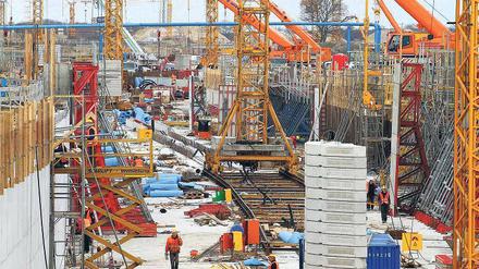 Bisher tadellos. Rund 2,5 Milliarden Euro kostet der neue Flughafen in Schönefeld (Dahme-Spreewald). Viele Firmen der Region wollen von Deutschlands derzeit größtem Infrastrukturprojekt profitieren. Bislang blieb der Bau von Korruptionsskandalen verschont.