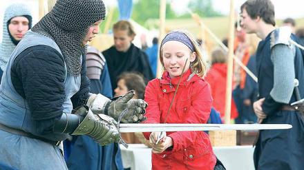 Klirrende Schwerter: Nicht zuletzt Kinder hatten ihren Spaß an den Schaukämpfen beim sechsten Ritterfest. Das Spektakel lockte über das Pfingstwochenende rund 10 000 Besucher in den Volkspark.
