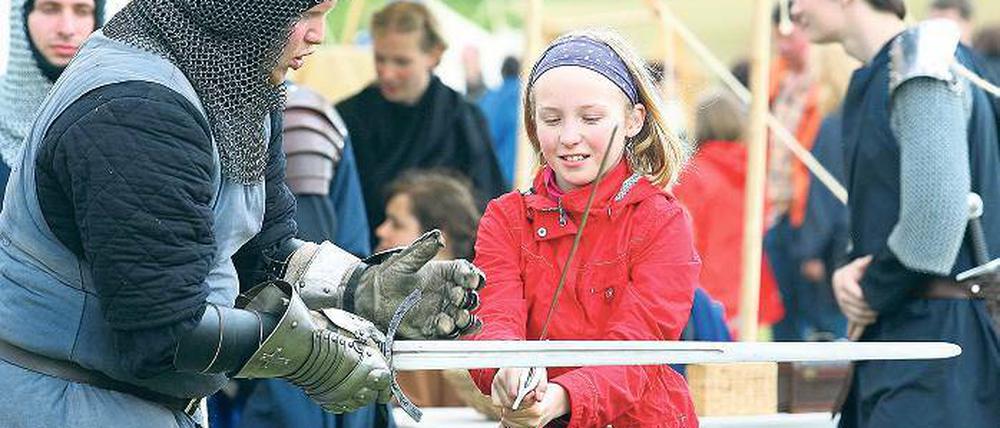 Klirrende Schwerter: Nicht zuletzt Kinder hatten ihren Spaß an den Schaukämpfen beim sechsten Ritterfest. Das Spektakel lockte über das Pfingstwochenende rund 10 000 Besucher in den Volkspark.