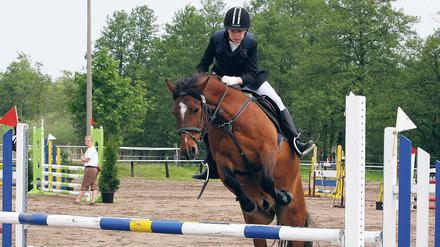 Hürde genommen: Beim Uetzer Reitturnier gingen Jockeys der verschiedensten Altersklassen an den Start. Es ist das größte Reitturnier Potsdams.