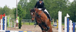 Hürde genommen: Beim Uetzer Reitturnier gingen Jockeys der verschiedensten Altersklassen an den Start. Es ist das größte Reitturnier Potsdams.