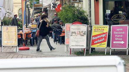 Schilderwald: Die Brandenburger Straße ist nicht nur mit Steinen gepflastert, sondern auch mit Werbetafeln. Die Kritik daran mehrt sich.