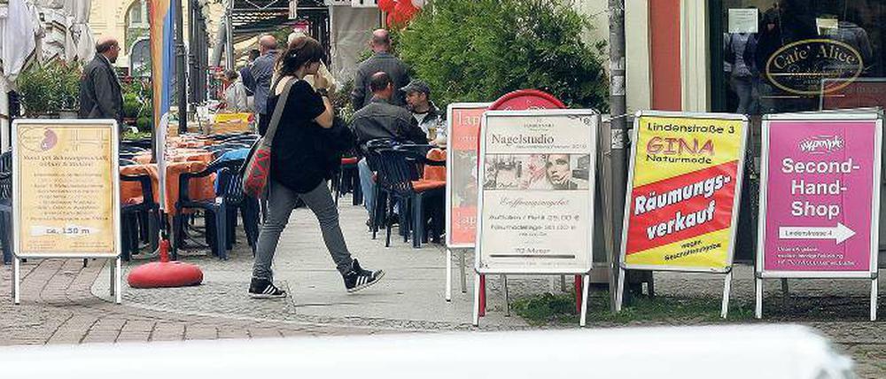 Schilderwald: Die Brandenburger Straße ist nicht nur mit Steinen gepflastert, sondern auch mit Werbetafeln. Die Kritik daran mehrt sich.