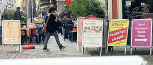 Schilderwald: Die Brandenburger Straße ist nicht nur mit Steinen gepflastert, sondern auch mit Werbetafeln. Die Kritik daran mehrt sich.