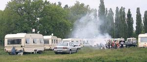 Hier parken in der kommenden Woche die Silbermond-Fans: Die Roma mit ihren Wohnwagen und Autos auf dem Gelände am Volkspark, bevor sie gestern auf eine Wiese am Nedlitzer Holz wechselten.