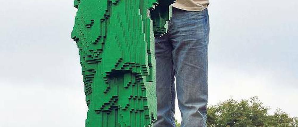 René Hoffmeister kontrolliert seine 2,60 Meter große Freiheitsstatue.
