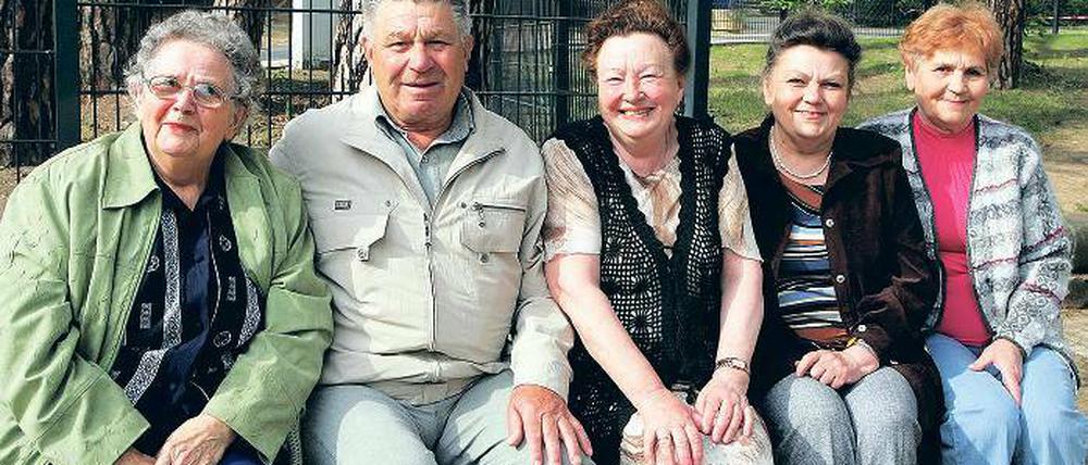 65 Jahre später blicken sie milde auf ihre geraubte Kindheit zurück: Aniela Gawlinkowska aus Polen, Vasilij Ulasau und seine Frau Swetlana sowie Nina Lopatko und Galina Gurkova aus Weißrussland.