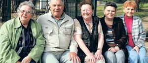 65 Jahre später blicken sie milde auf ihre geraubte Kindheit zurück: Aniela Gawlinkowska aus Polen, Vasilij Ulasau und seine Frau Swetlana sowie Nina Lopatko und Galina Gurkova aus Weißrussland.