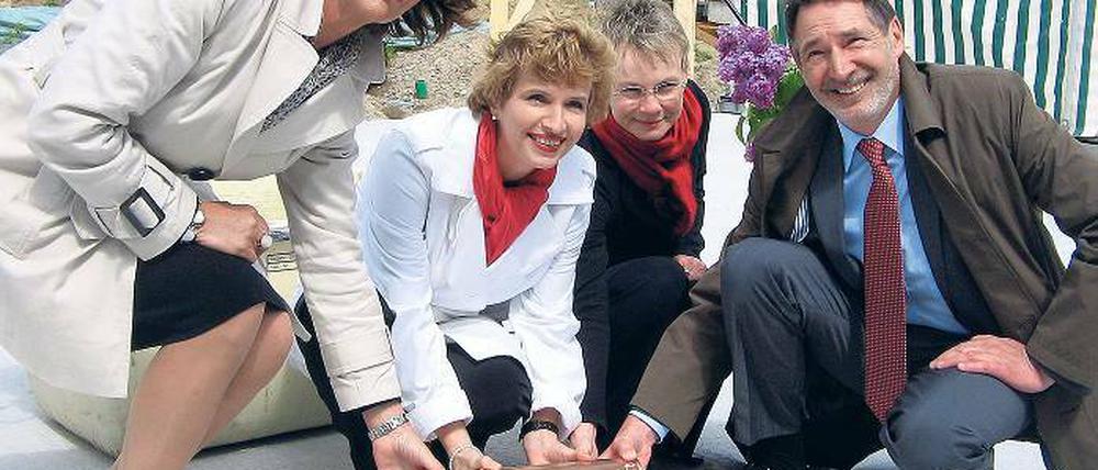 Aus Kupfer: Studentenwerkschefin Karin Bänsch, Ministerin Martina Münch, Uni-Präsidentin Sabine Kunst und Oberbürgermeister Jann Jakobs (v.l.) mit dem Grundstein.