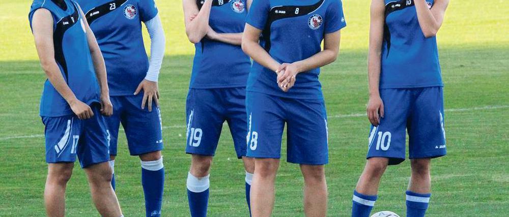 Vor dem Spiel. Im Alfonso Perez Stadion in Getafe bereiteten sich die Turbinen hier Yuki Nagasato, Nadine Keßler, Corina Schröder, Josephine Henning und Fatmire Bajramaj (v. l.) auf das Endspiel vor.