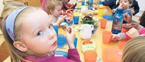 Nicht gratis. In Brandenburg werden weiter Kita-Elternbeiträge fällig. Bislang sind es mit die höchsten in Deutschland, wie jetzt eine Studie am Beispiel von Potsdam und Cottbus herausfand.