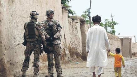 Sie bleiben Fremde in einem fremden Land. Bundeswehrsoldaten bei einer Patrouille nahe Kunduz.
