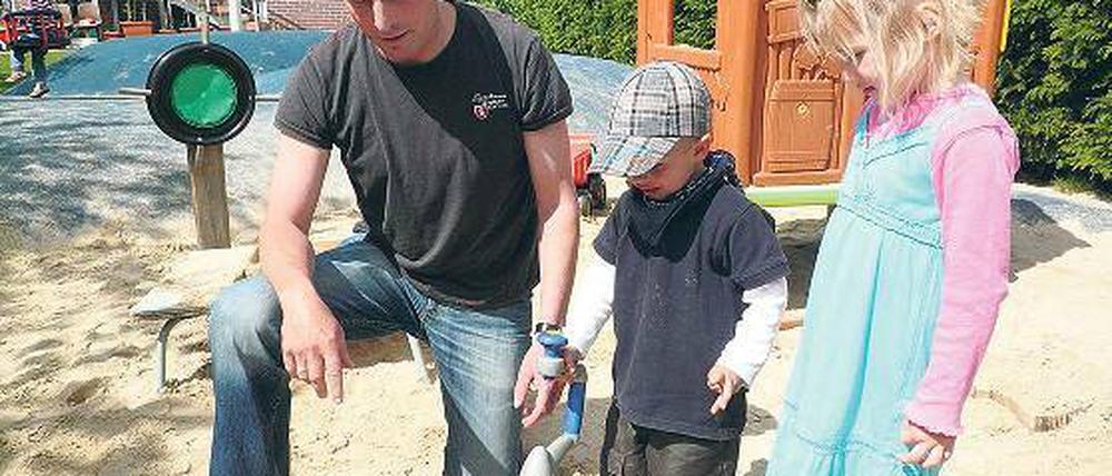 Beruflicher Neustart. Heiko Krüger steht kurz vor dem Abschluss seiner Umschulung zum Kita-Erzieher. Der 43-jährige Spremberger ist gelernter Dachdecker, kann wegen eines Sportunfalls nicht mehr als Handwerker arbeiten.