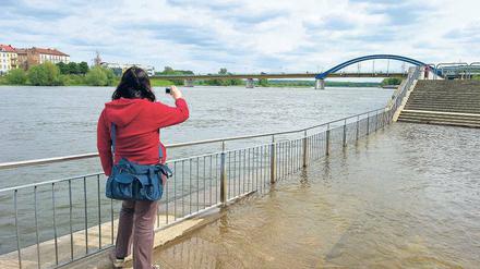 Überflutung. In Frankfurt hat die Oder bereits das Ufer überschwemmt. Viel dramatischer ist jedoch die Lage im Einzugsgebiet des Flusses in Polen. Dort sind bereits Menschen in den Fluten ertrunken.