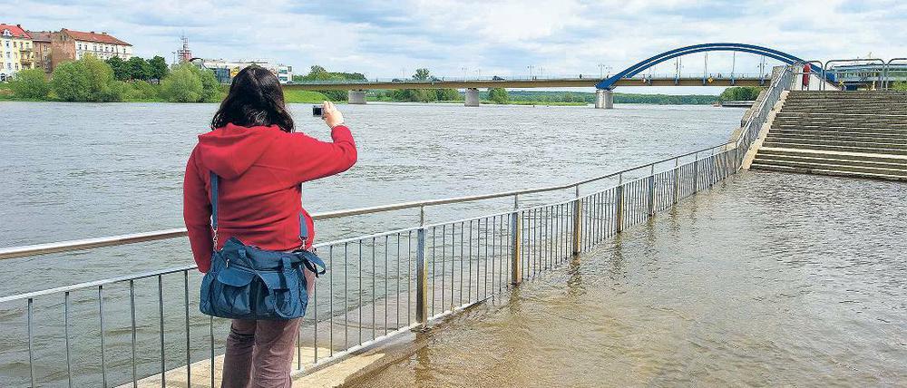 Überflutung. In Frankfurt hat die Oder bereits das Ufer überschwemmt. Viel dramatischer ist jedoch die Lage im Einzugsgebiet des Flusses in Polen. Dort sind bereits Menschen in den Fluten ertrunken.
