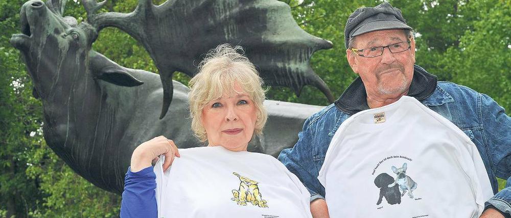 Selbst kreiert. Die Schauspieler Annekathrin Bürger und Herbert Köfer mit ihren T-Shirts.
