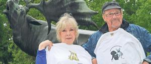 Selbst kreiert. Die Schauspieler Annekathrin Bürger und Herbert Köfer mit ihren T-Shirts.