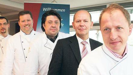 Meisterriege. Es kochen Silvio Schneider vom Kongresshotel Potsdam (l.), Sternekoch Oliver Heilmeyer (2.v.l.), Alexander Dressel (M.) und Steffen Specker (r.), Hoteldirektor Marc Debourdon de Grammont vertrat das Schloss Hubertushöhe in Storkow (2.v.r.).