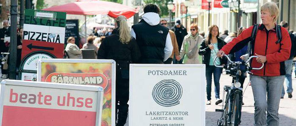 In den Weg gestellt. Vor allem die Händler aus den Nebenstraßen wetteifern um die Aufmerksamkeit der Passanten.