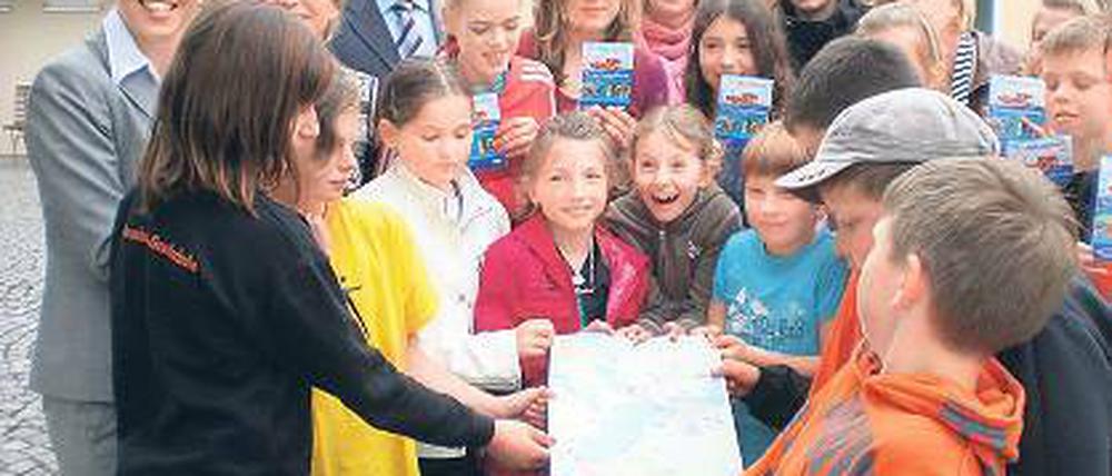 Mit Spaß dabei. Die Kinder übergaben gestern ihre Freizeitkarte.