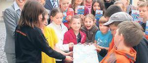 Mit Spaß dabei. Die Kinder übergaben gestern ihre Freizeitkarte.