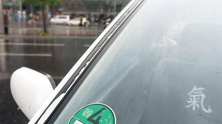 Kaum Platz. Taxis und Privatautos kommen sich auf der schmalen Zufahrt am Europaplatz ständig in die Quere. Trotz eines Halteverbots wird dort geparkt. Taxifahrer dürfen in diesem Bereich Fahrgäste nur aussteigen lassen, der Einstieg ist woanders.