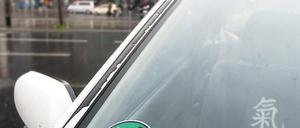 Kaum Platz. Taxis und Privatautos kommen sich auf der schmalen Zufahrt am Europaplatz ständig in die Quere. Trotz eines Halteverbots wird dort geparkt. Taxifahrer dürfen in diesem Bereich Fahrgäste nur aussteigen lassen, der Einstieg ist woanders.