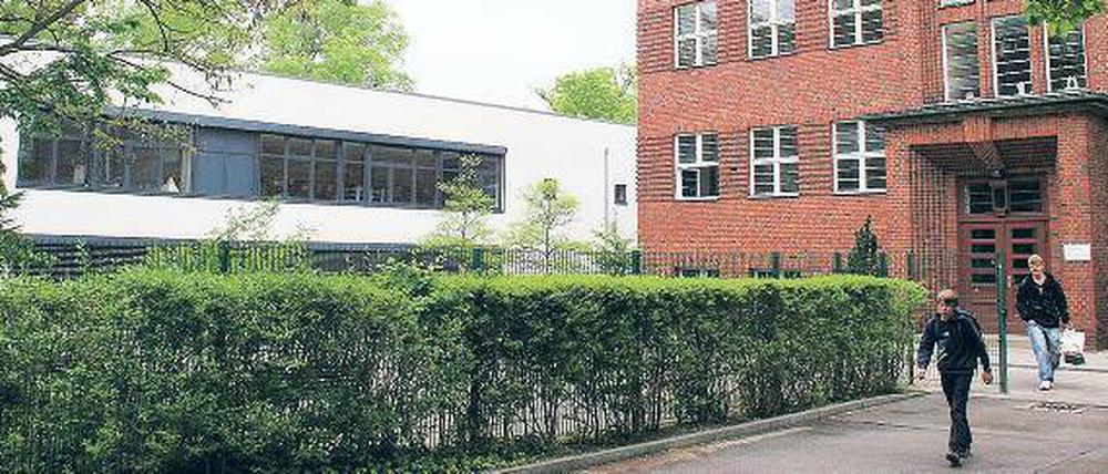 Altbau und Anbau: Das Humboldt-Gymnasium ist vor ein paar Jahren bereits um eine Aula nebst Unterrichtsräumen erweitert worden, die Kapazitäten reichen dennoch nicht. Ein weiterer Neubau soll Abhilfe schaffen  wo er stehen wird, ist aber noch unklar.